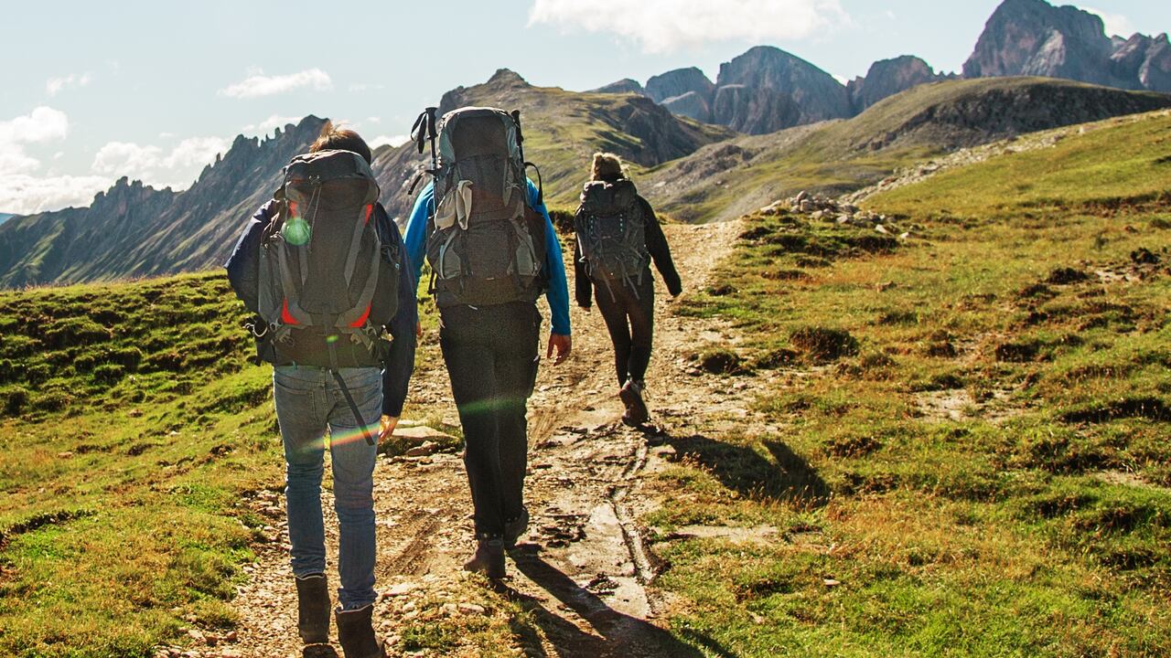 Grupo de amigos hace senderismo