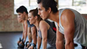 Un grupo de jóvenes realiza ejercicio físico en el gimansio