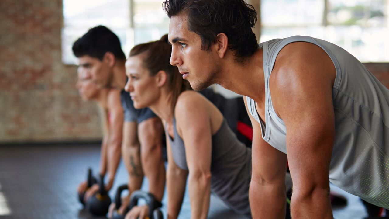 Un grupo de jóvenes realiza ejercicio físico en el gimansio