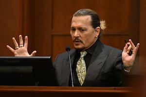 El actor estadounidense Johnny Depp testifica durante su juicio por difamación en el juzgado de circuito del condado de Fairfax en Fairfax, Virginia, el 19 de abril de 2022. - Depp está demandando a su exesposa, Amber Heard, por difamación, después de que ella escribiera un artículo de opinión en 'The Washington Post' en 2018, refiriéndose a sí misma como una "figura pública que representa el abuso doméstico". (Foto de JIM WATSON / POOL / AFP)