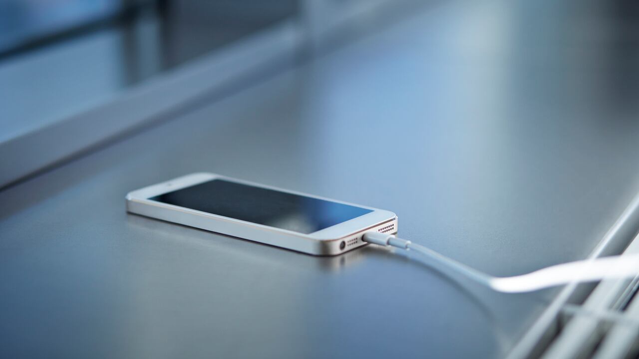 Dejar el teléfono cargando toda la noche puede dañar su batería.