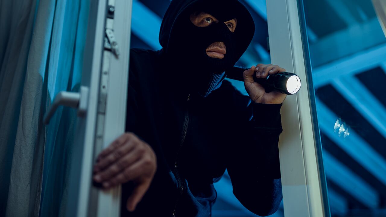 Robber breaks house door