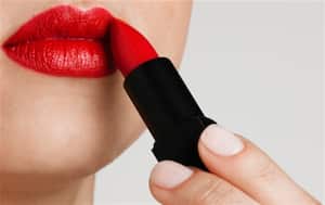 Las mujeres de tez morena deben evitar los brillantes: esto las hace envejecer (Foto: Thinkstock )