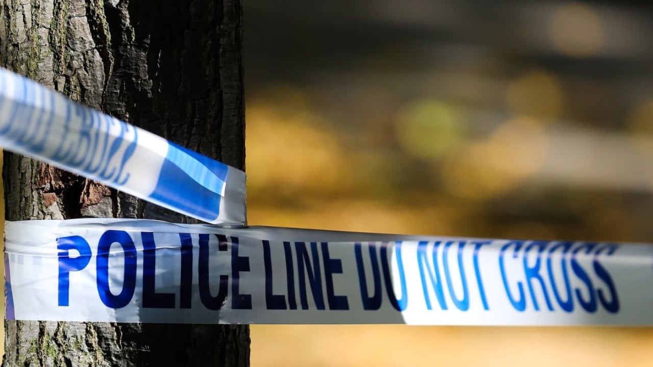 La policía reportó que la trabajadora sexual colombiana fue encontrada con una puñalada en su abdomen.