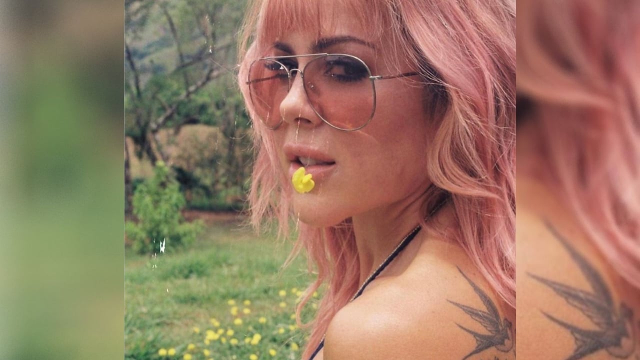 Mostrando pierna, foto de Natalia Paris con la que provocó salir a votar