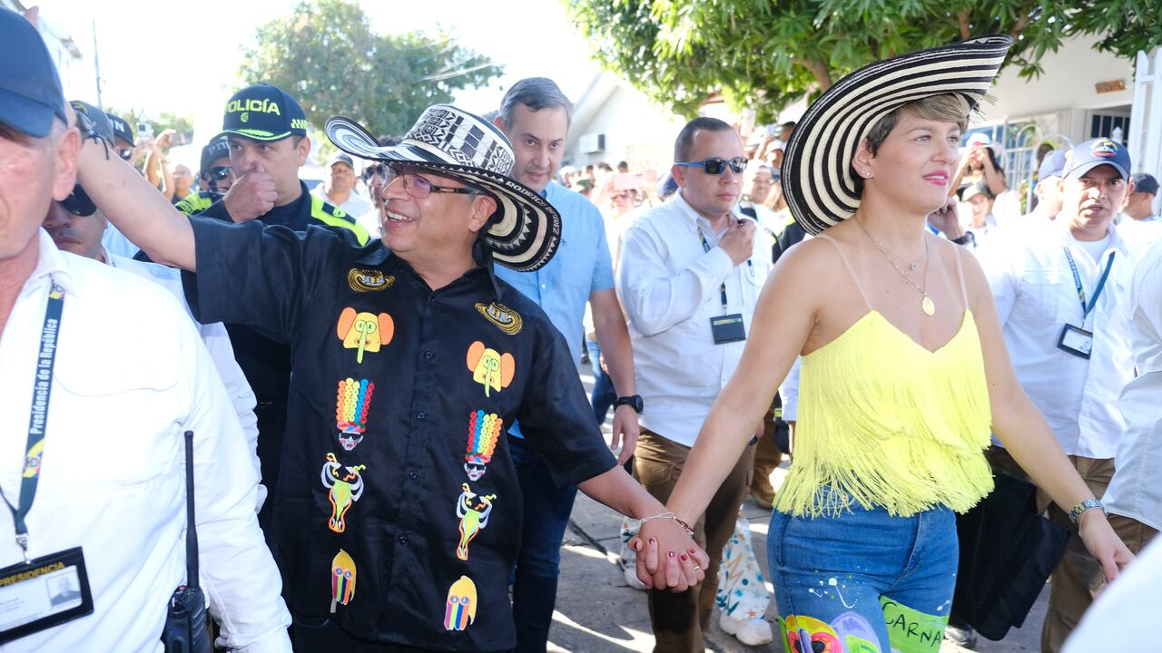 Acompañado de la primera dama, Verónica Alcocer, el presidente Gustavo Petro se hizo presente este sábado en el Carnaval del Suroccidente, un desfile que se goza toda la comunidad de este sector de Barranquilla.
