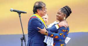 Ante Dios, el pueblo “y mis ancestros y ancestras” juró la vicepresidenta Francia Márquez. Sin duda, ella fue una de las protagonistas de la jornada. Además de esta dignidad, tendrá el cargo de ministra de la Igualdad. La otra protagonista de la posesión del presidente Gustavo Petro fue la espada de Bolívar.