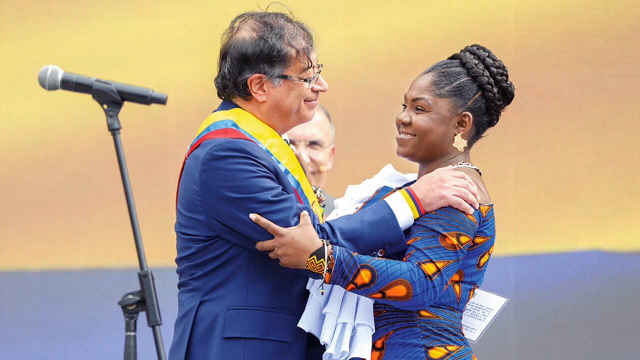 Ante Dios, el pueblo “y mis ancestros y ancestras” juró la vicepresidenta Francia Márquez. Sin duda, ella fue una de las protagonistas de la jornada. Además de esta dignidad, tendrá el cargo de ministra de la Igualdad. La otra protagonista de la posesión del presidente Gustavo Petro fue la espada de Bolívar.