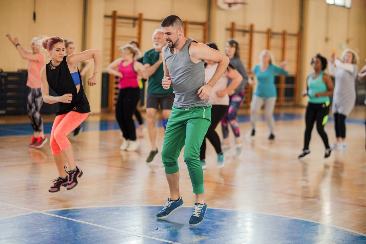 Grupo de personas durante una clase de baile.