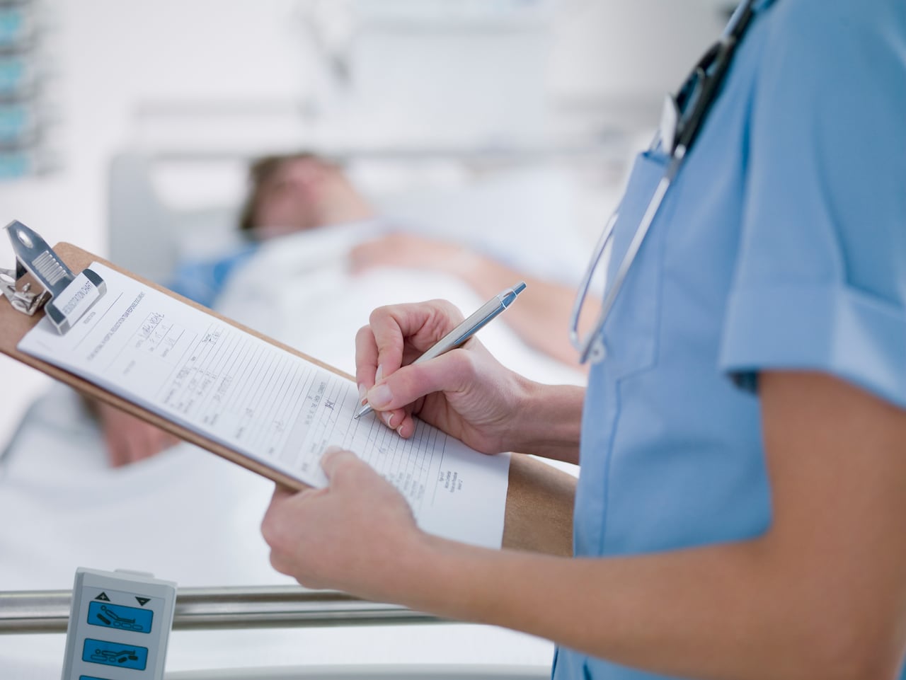 Hombre siendo atendido en un hospital.