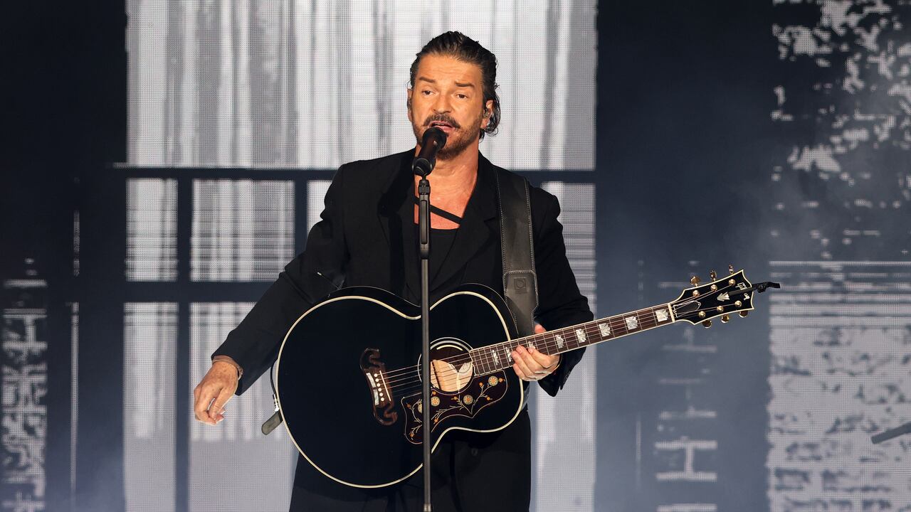 MIAMI, FL - 4 DE JUNIO: El músico Ricardo Arjona actúa durante la gira Blanco y Negro en FTX Arena el 4 de junio de 2022 en Miami, Florida. (Foto de Alejandro Tamargo/Getty Images)