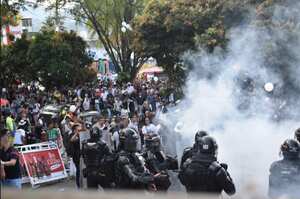 Exequias Darío Gómez, en el cementerio Campos de Paz, disturbios con gases lacrímogenos, el Esmad interviene