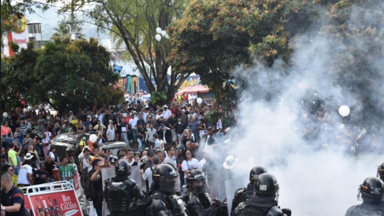 Exequias Darío Gómez, en el cementerio Campos de Paz, disturbios con gases lacrímogenos, el Esmad interviene