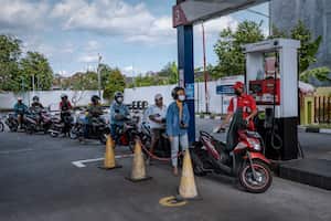 YOGYAKARTA, INDONESIA - SEPTEMBER 03: A worker loads petrol on a motorcycle at a gas station before the petrol price rise as the government announced an increase in the price of subsidized fuel on September 03, 2022 in Yogyakarta, Indonesia. The Indonesian government said that it would reallocate part of its budget for fuel subsidies to social welfare programs, as it looks to rebalance the budget and manage the soaring cost of fuel, local newspapers reported. (Photo by Ulet Ifansasti/Getty Images)