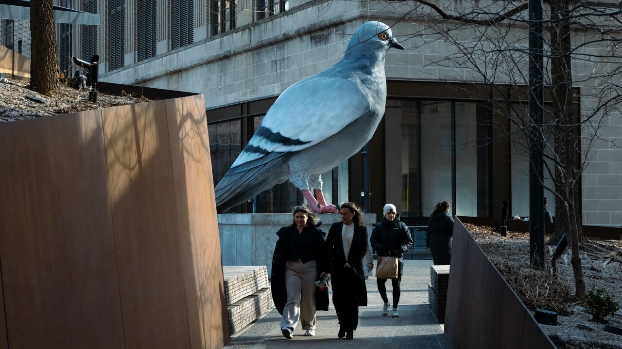 La monumental paloma de Iván Argote que domina el High Line de Nueva York
