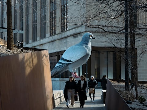 La monumental paloma de Iván Argote que domina el High Line de Nueva York