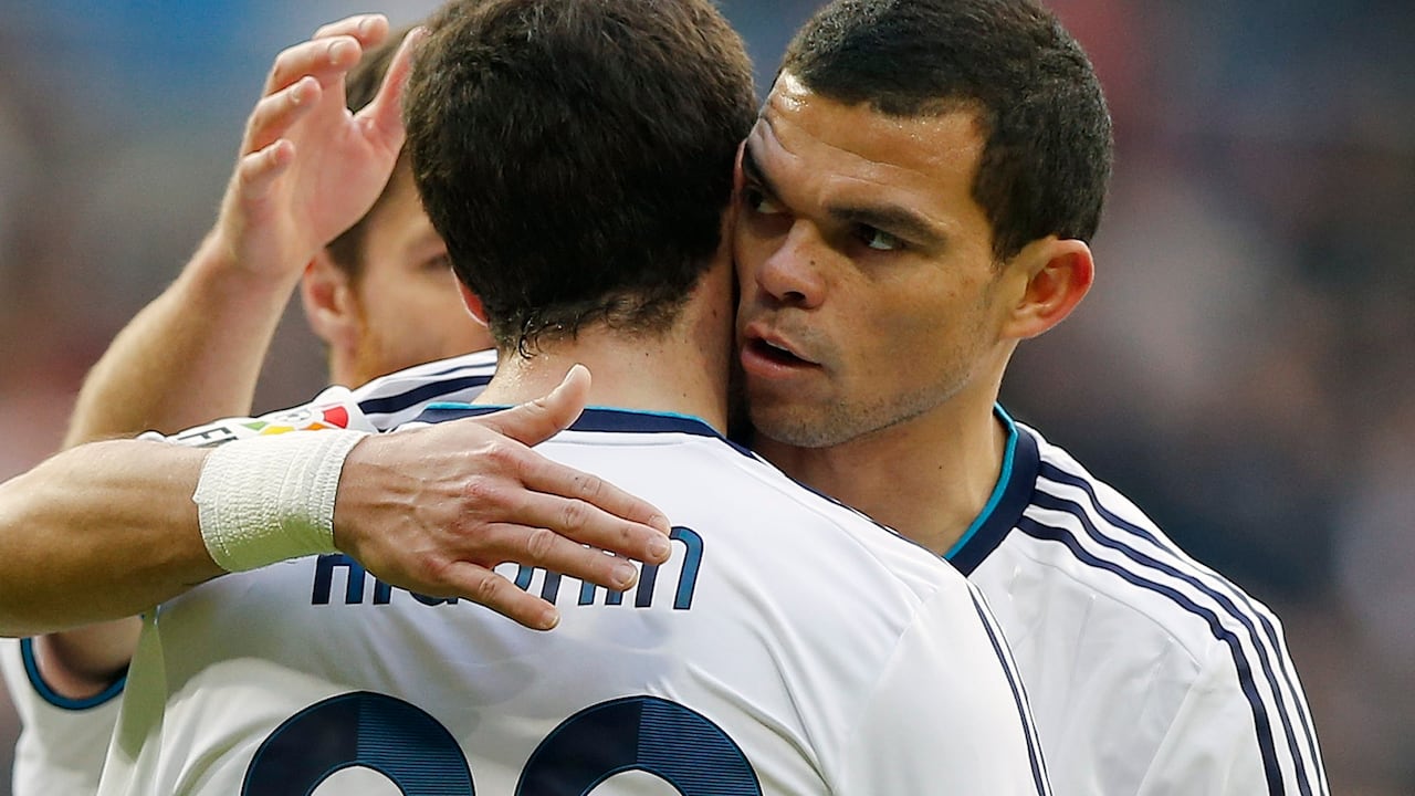 Gonzalo Higuaín y Pepe, exjugadores del Real Madrid en un partido contra el Levante en el Estadio Santiago Bernabeu.