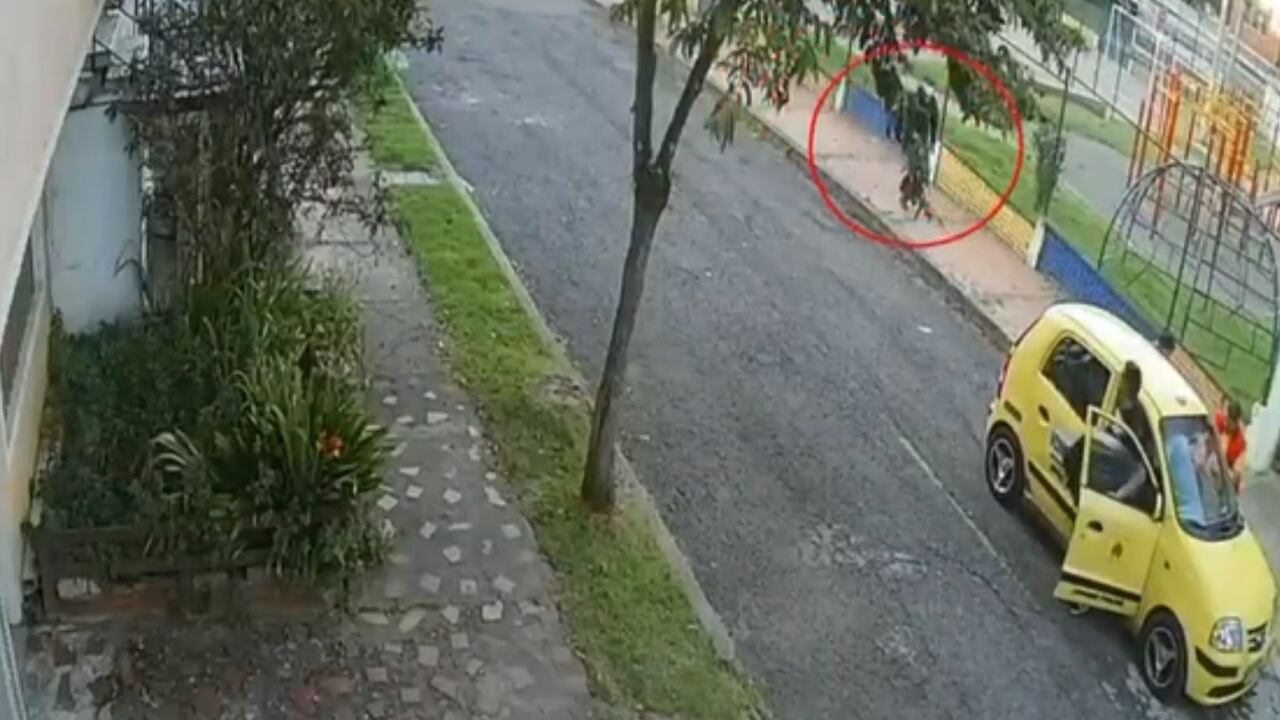 En video queda grabado el momento exacto en que fleteros roban millonaria suma a pareja en Bogotá
