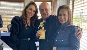 El reconocido periodista recibió el reconocimiento por 50 años de trayectoria.