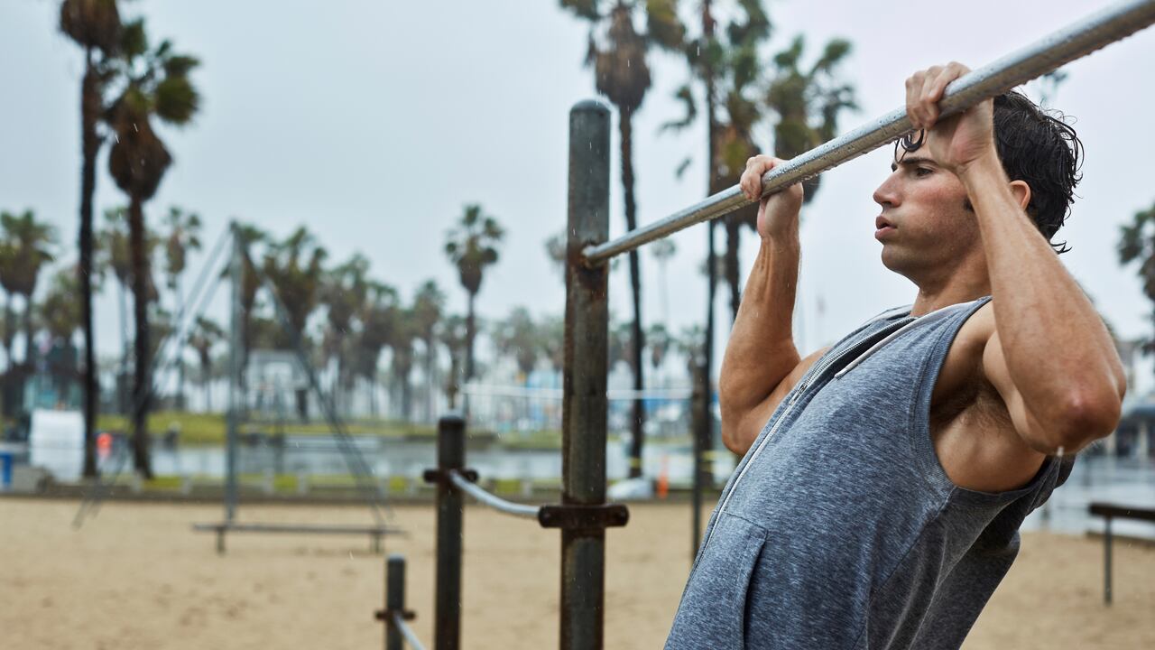 Hombre en entrenamiento de calistenia