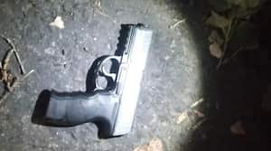 En el reporte de la policía se indicó que en el sitio del percance fue encontrada una réplica de pistola color negra, mientras que el menor de 15 años tenía en su poder una pistola Bersa calibre 22, sin cartuchos ni cargador.