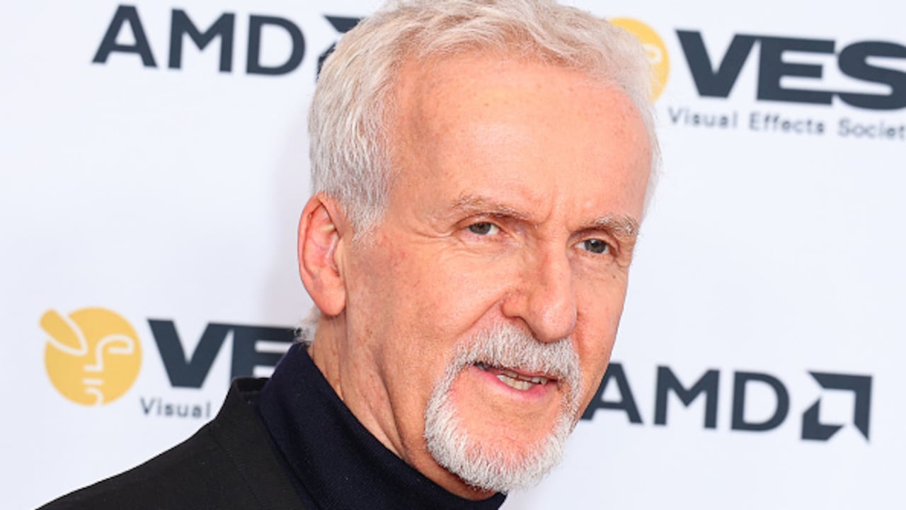 James Cameron quedó atrapado en submarino tras visitar los restos del Titanic.