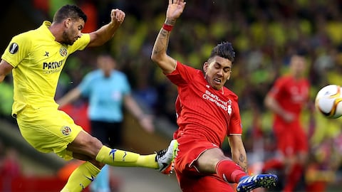Jugadores del Liverpool y el Villarreal disputan un balón.