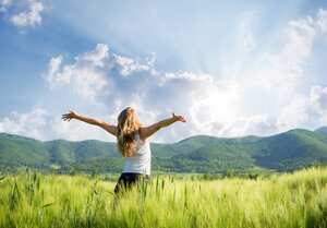 mujer joven, con, manos extendidas, en el campo