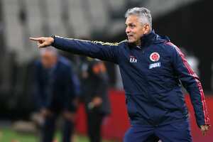 SAO PAULO, BRAZIL - NOVEMBER 11: Head coach of Colombia Reinaldo Rueda gestures during a match between Brazil and Colombia as part of FIFA World Cup Qatar 2022 Qualifiers at Neo Quimica Arena on November 11, 2021 in Sao Paulo, Brazil. (Photo by Alexandre Schneider/Getty Images)