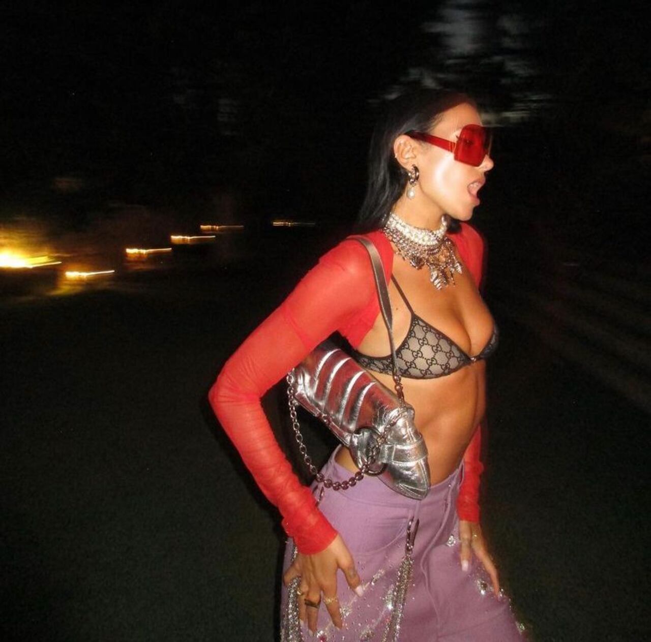 La celebridad cautivó con su estilo y belleza.