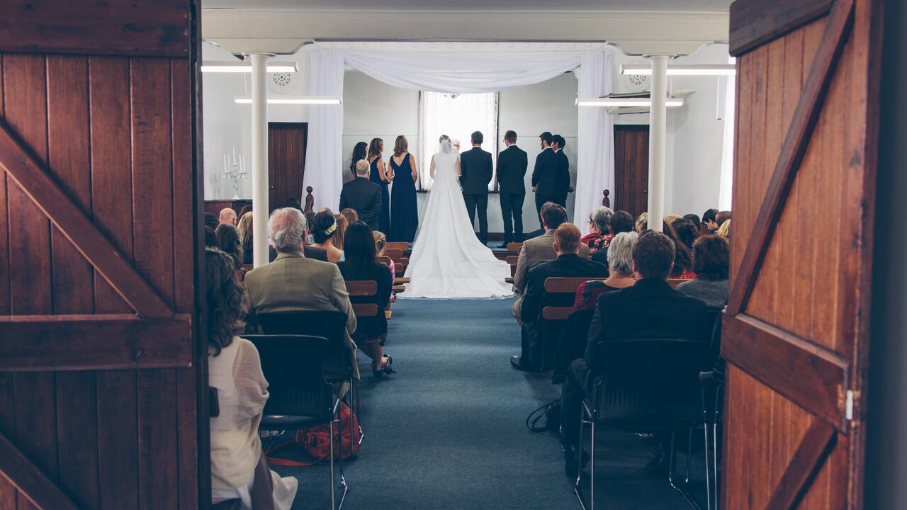 Hombre fue descubierto por su esposa cuando se casaba con otra