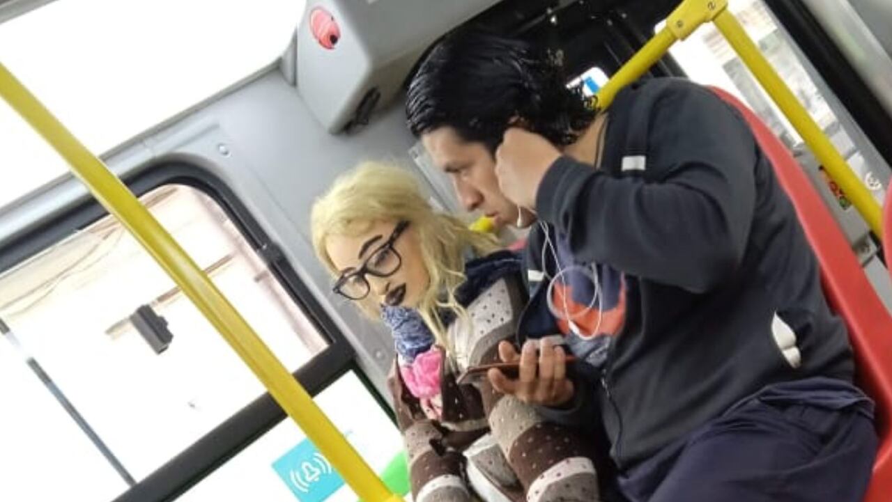 Pese a críticas hombre saca a su novia de trapo y la lleva a pasear en TM