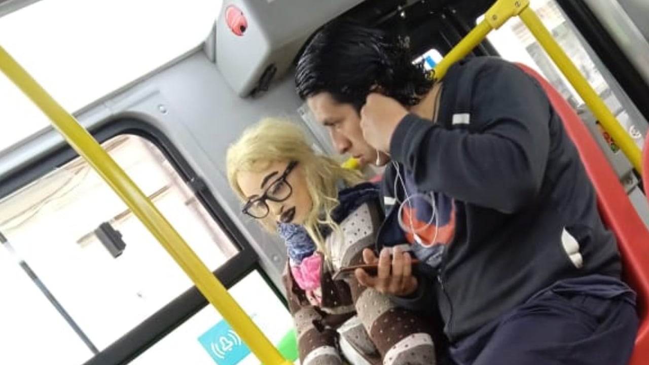 Pese a críticas hombre saca a su novia de trapo y la lleva a pasear en TM