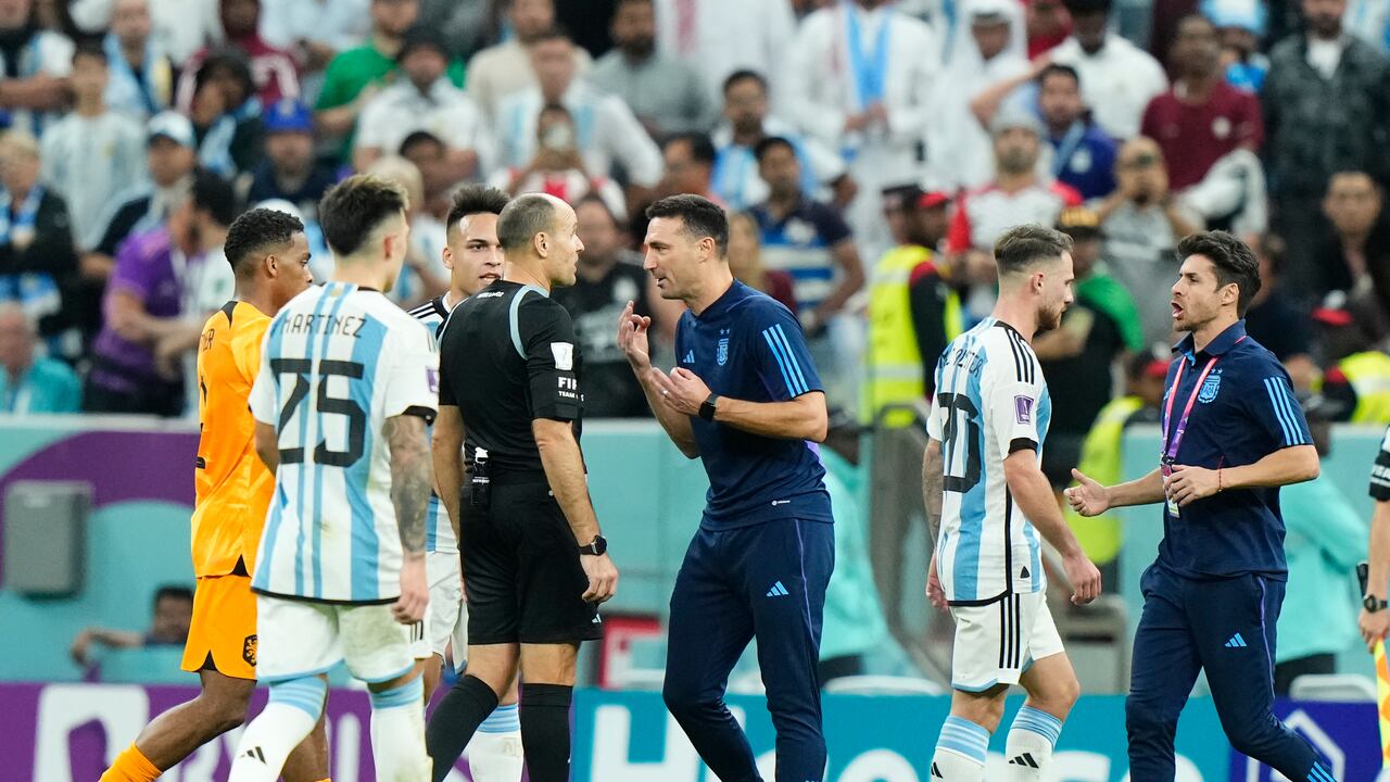 Lionel Scaloni discutiendo con el árbitro Mateu LaHoz.