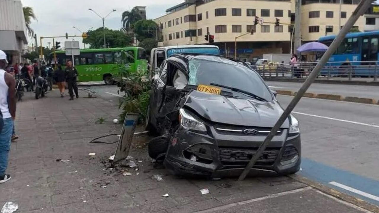 El vehículo colisionó con un bus alimentador del MIO en la calle 5 con carrera 34 de Cali.