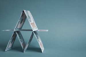 Estabilidad y crecimiento en la economía. Construcción de billetes de papel altos. Dólares americanos en gris.