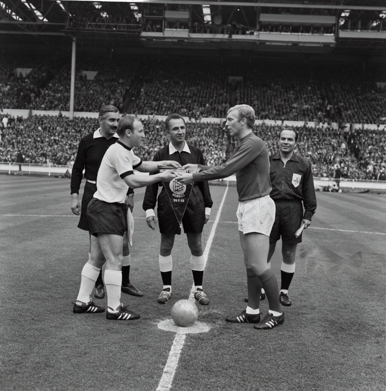 Foto 2 Epica - Photo by Central Press:Hulton Archive:Getty Images