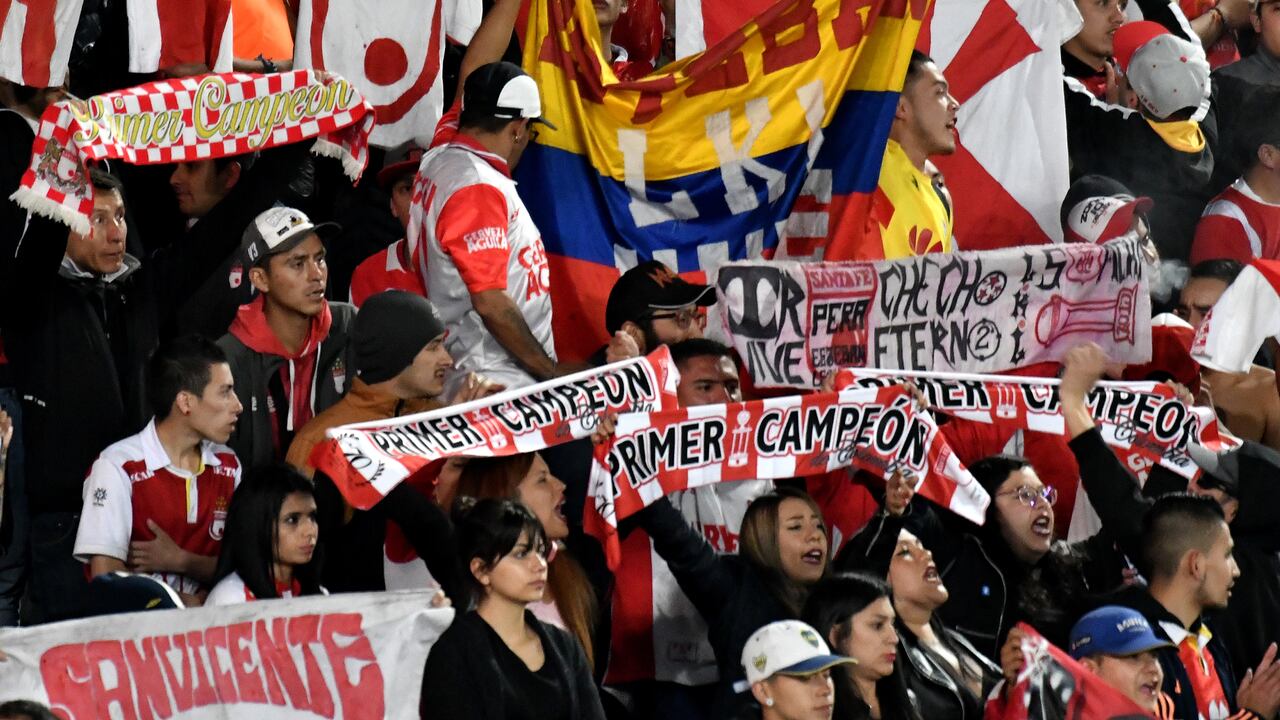 Hinchas de Independiente Santa Fe durante el clásico contra Millonarios