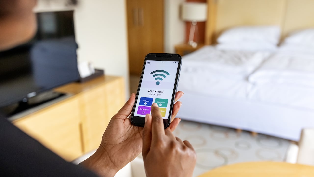 ¿Es malo mantener el celular con el Wi-Fi y los datos activados?