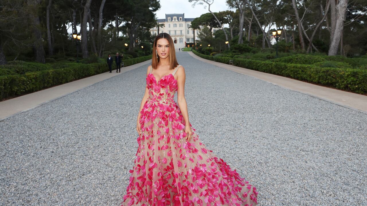 Por descubierto vestido, Alessandra Ambrosio casi termina mostrando su delantera