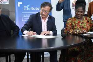 Gustavo Petro y Francia Márquez en la notaria firman documento de no expropiar