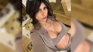 Mia Khalifa en selfie sensual presumiendo su delantera