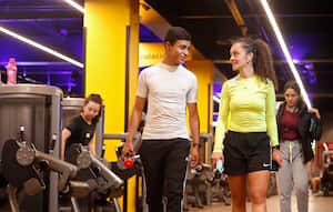 Una pareja dialoga en uno de los gimnasios de Samrt Fit - Foto Guillermo Torres Reina / Semana