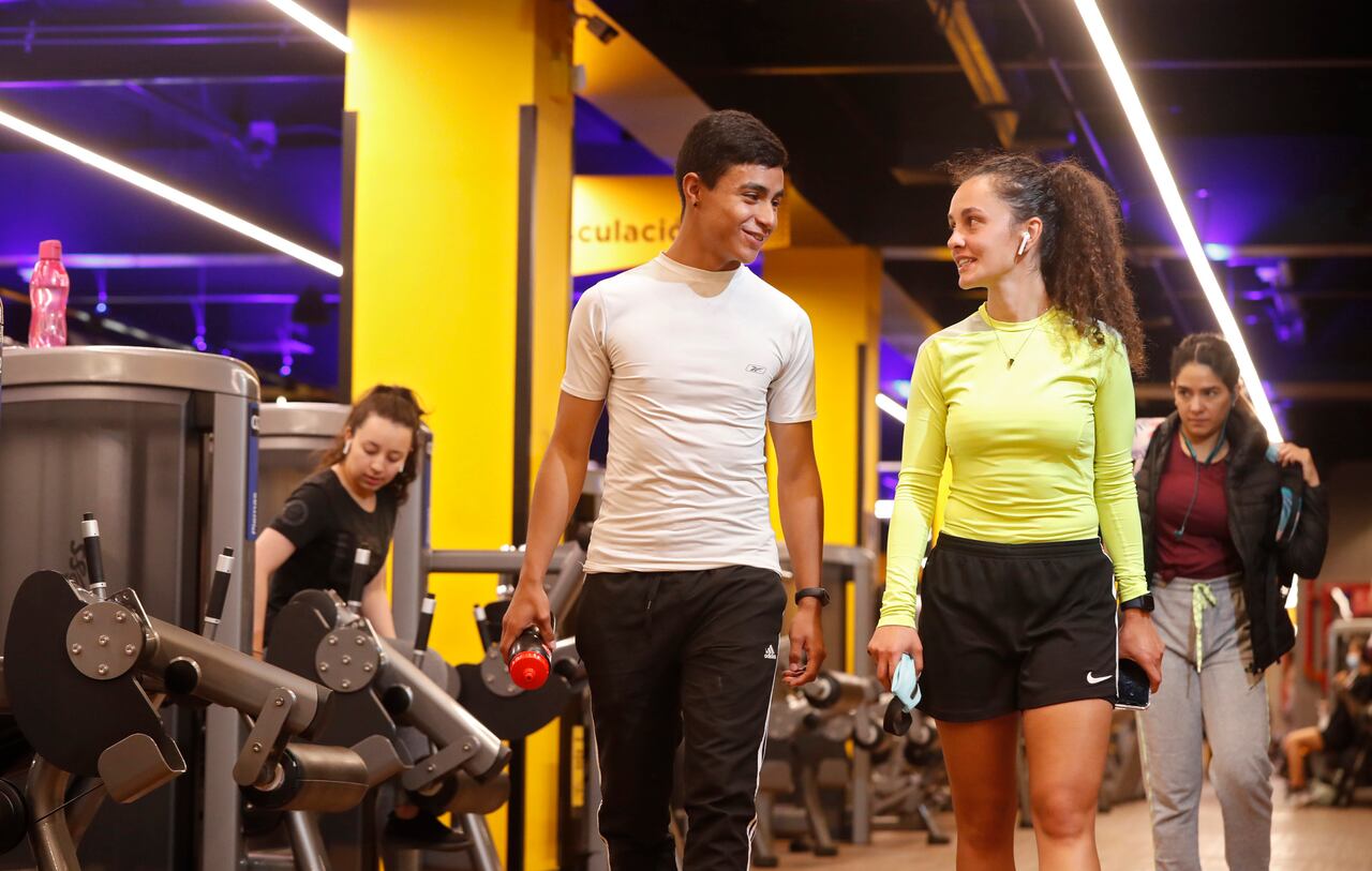 Una pareja dialoga en uno de los gimnasios de Samrt Fit