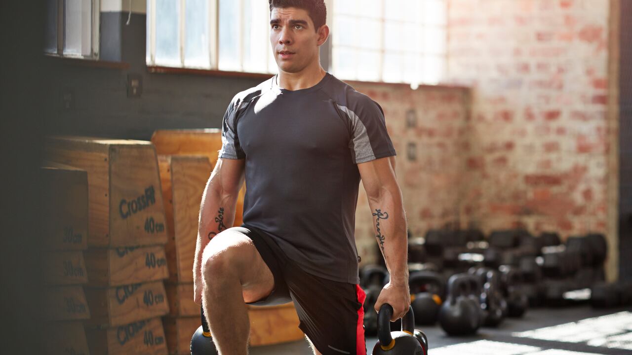 Hombre haciendo uno de los ejercicios de crossfit