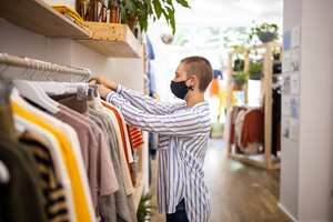 Las prendas con rayas verticales hacen lucir más altas a las mujeres.