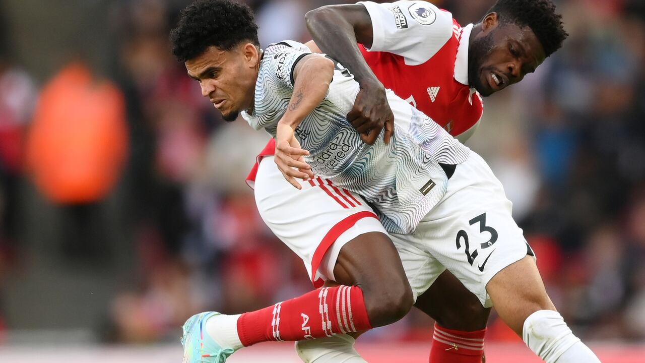 El duelo por la pelota entre Luis Díaz del Liverpool y Thomas Partey del Arsenal.