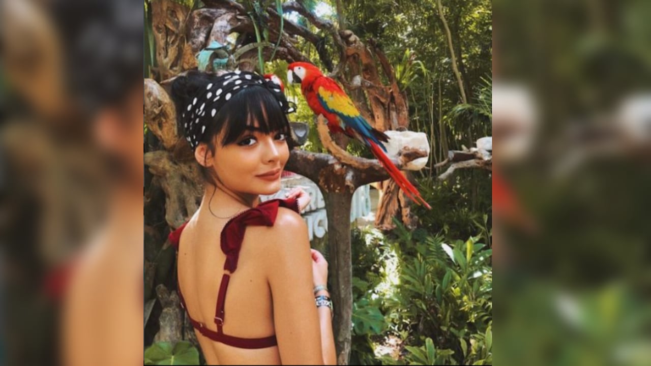 Majo Vargas actriz colombiana posa en medio de un ambiente tropical