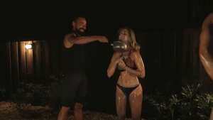 Sacerdote del ‘Desafío The Box’ bañó a una competidora y subió la temperatura