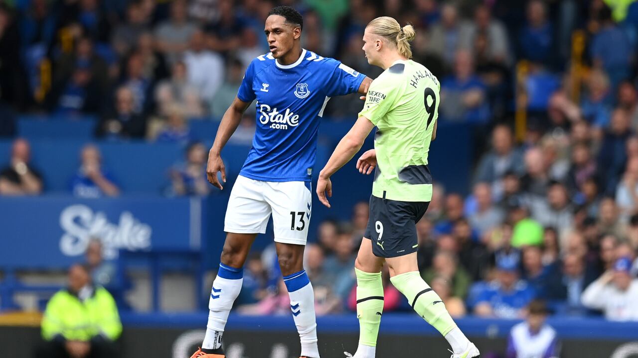 Yerry Mina tuvo la difícil tarea de marcar a Erling Haaland.